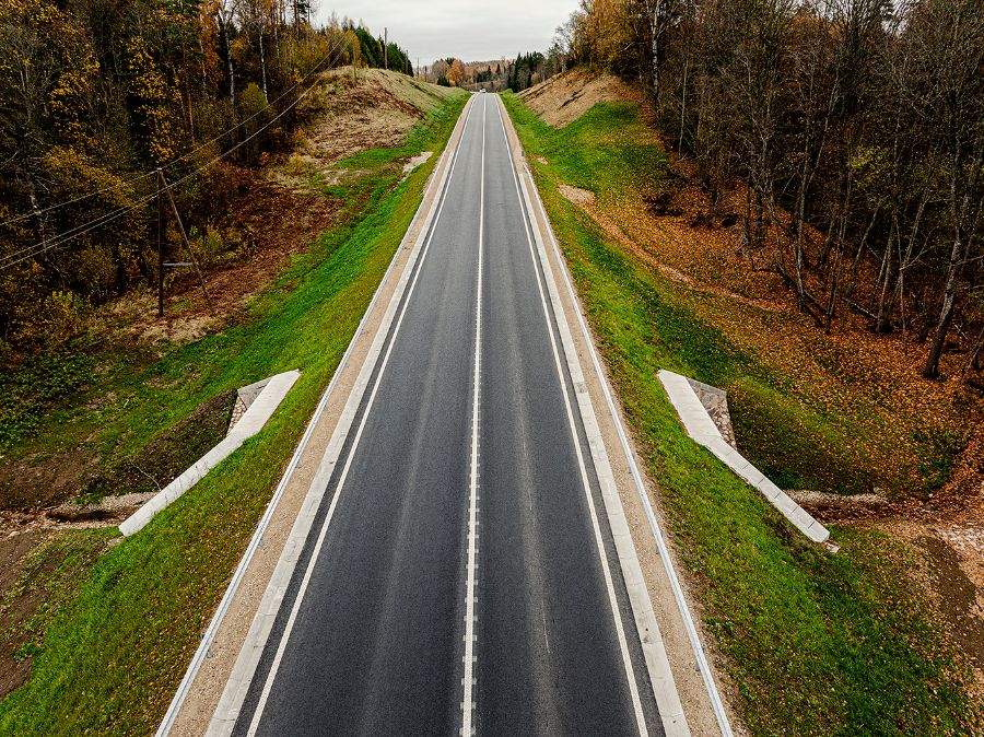 Autoceļš A2 ar caurtekām, skats no drona