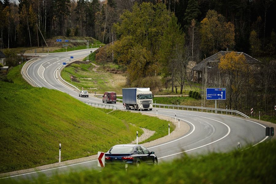 Autoceļa A2 līkums ar satiksmi