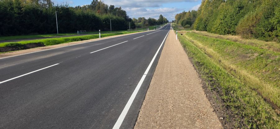 Jauns autoceļš ar nomali