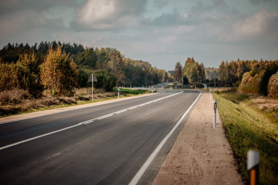 Jauna autoceļa līkums ar signālstabiņiem