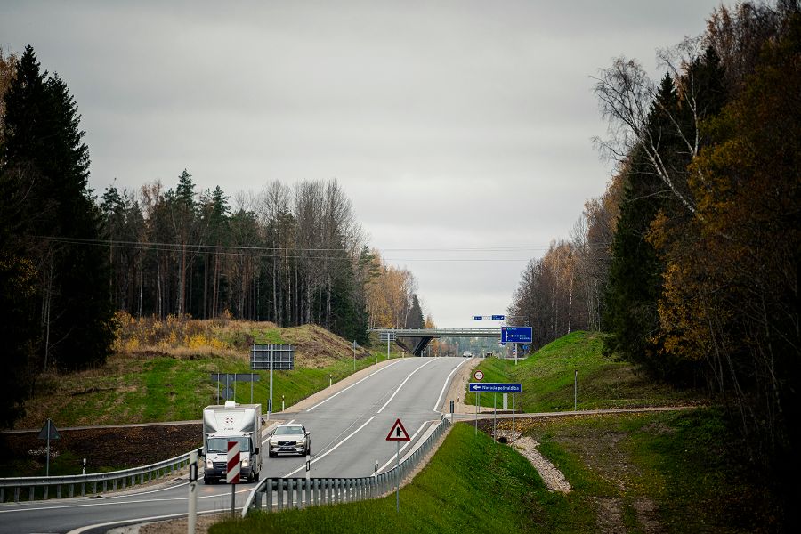 Autoceļš pie satiksmes pārvada