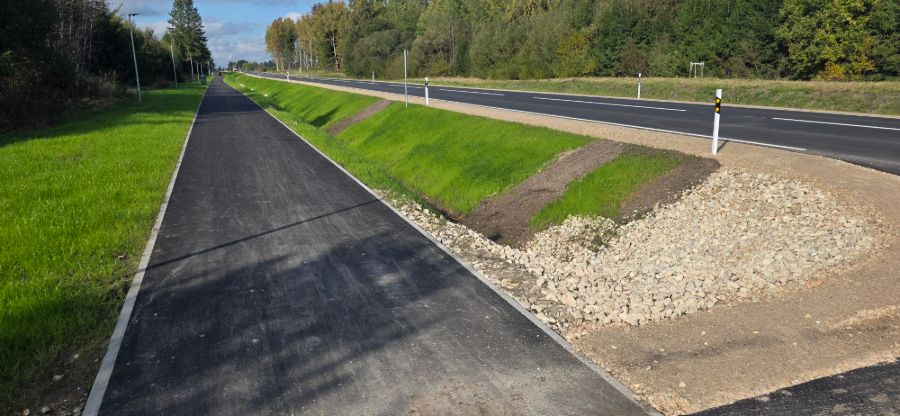 Gājēju un velosipēdistu celiņš gar ceļu