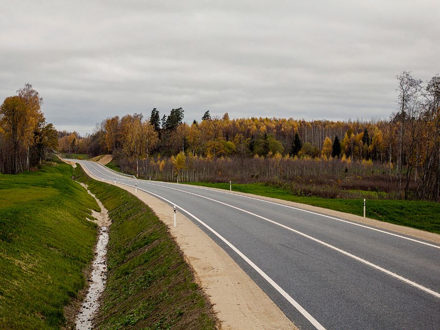 Ceļa līkums ar grāvi