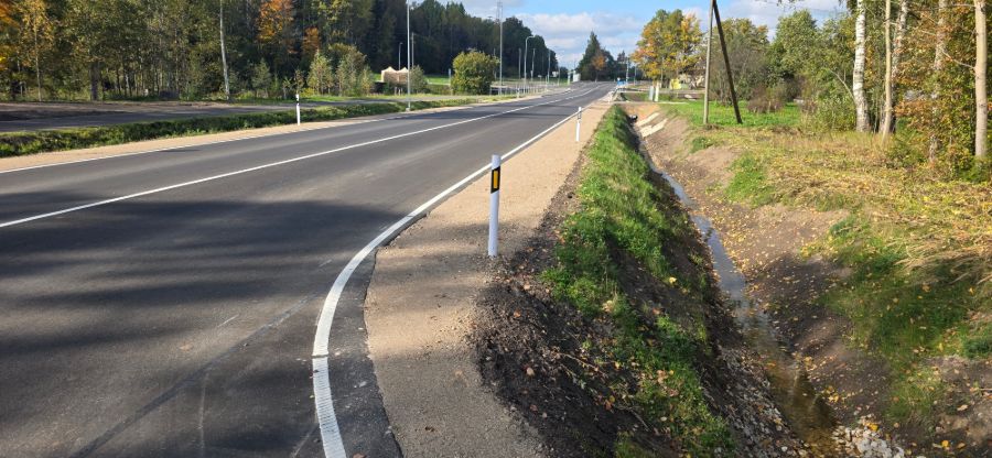 Ceļš ar sāngrāvi un signālstabiņiem