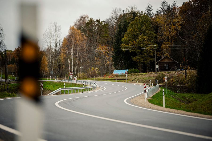 Ceļa līkums pie dzelzceļa pārbrauktuves